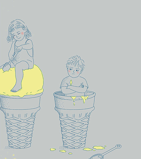Zwei Kinder sitzen auf Eiskugeln. Das Mädchen genießt noch ihr Eis, während der Junge neidisch zu ihr hinüberschaut, Bilderbuchillustration von Elisabeth Mair.